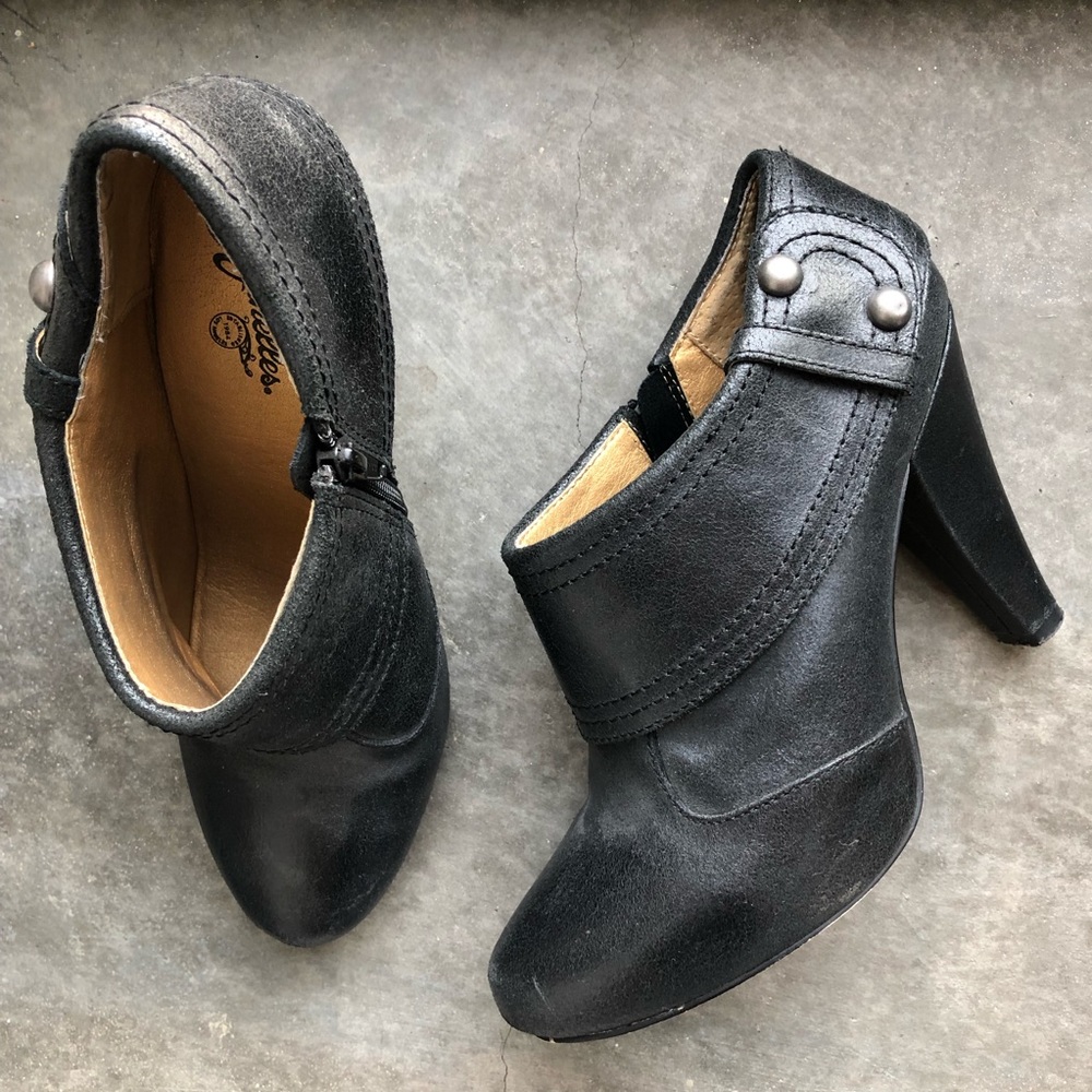 Low-cut high-heeled booties